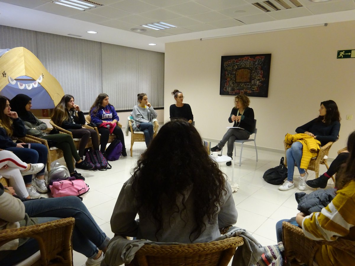 vic_educacio's tweet photo. 📷L'Espai Familiar Municipal de #Vic "El Remei" va acollir ahir la visita d'un grup d'estudiants del Cicle Formatiu de Grau Superior de Tècnic en Educació Infantil de @escorialvic . Una tarda plena de reflexions i d'aprenentatges compartits. #EFMV https://t.co/lkm8yLvM18