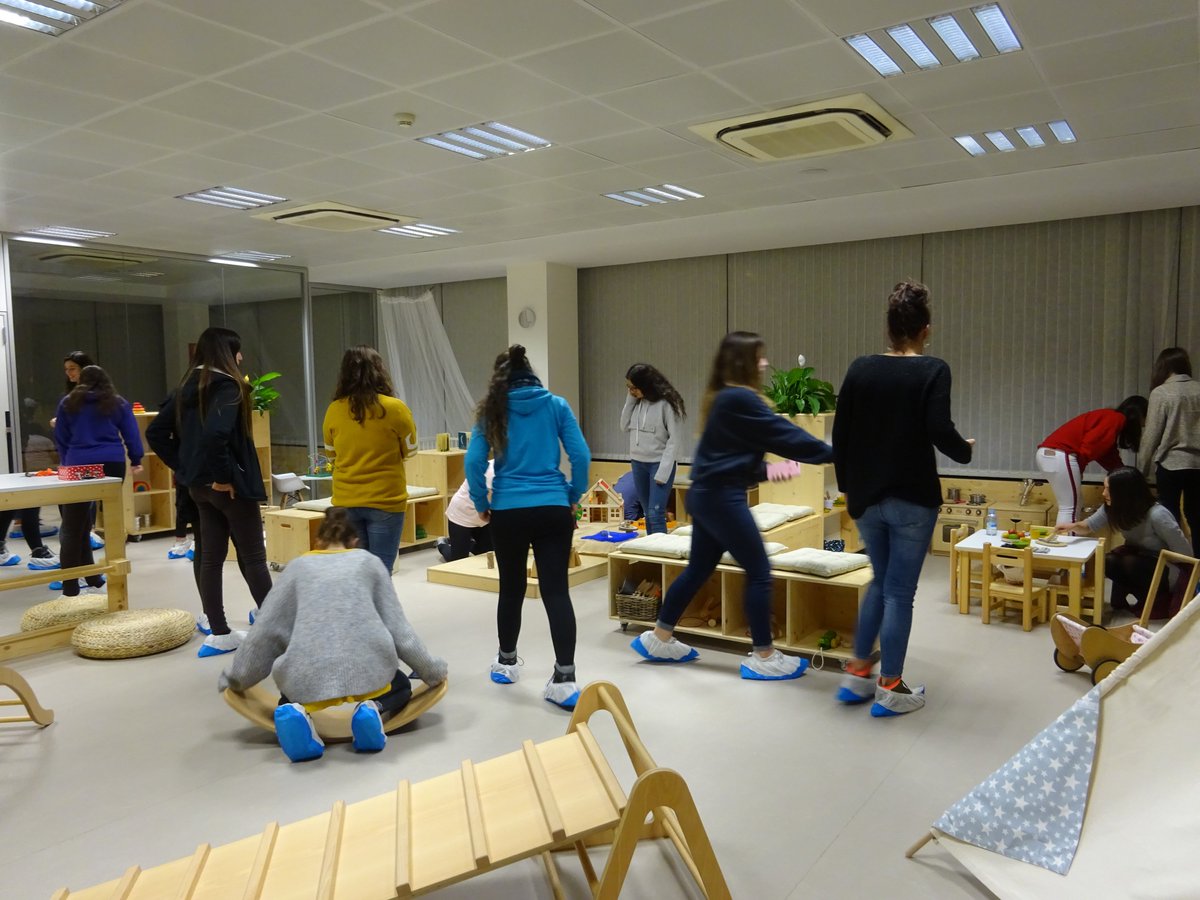 vic_educacio's tweet photo. 📷L'Espai Familiar Municipal de #Vic "El Remei" va acollir ahir la visita d'un grup d'estudiants del Cicle Formatiu de Grau Superior de Tècnic en Educació Infantil de @escorialvic . Una tarda plena de reflexions i d'aprenentatges compartits. #EFMV https://t.co/lkm8yLvM18