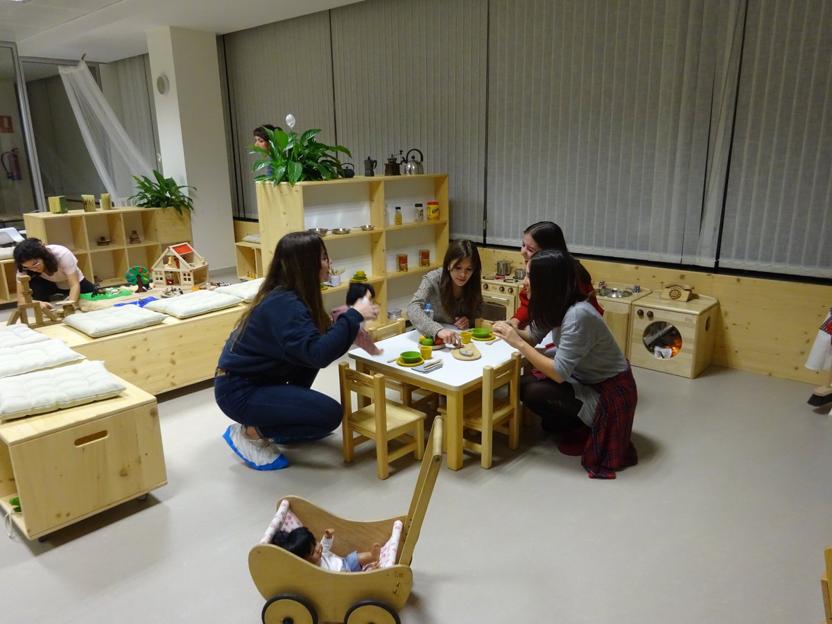 vic_educacio's tweet photo. 📷L'Espai Familiar Municipal de #Vic "El Remei" va acollir ahir la visita d'un grup d'estudiants del Cicle Formatiu de Grau Superior de Tècnic en Educació Infantil de @escorialvic . Una tarda plena de reflexions i d'aprenentatges compartits. #EFMV https://t.co/lkm8yLvM18