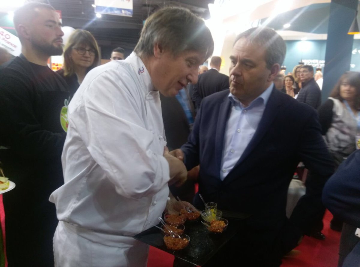 Dégustations avec <a href="/xavierbertrand/">Xavier Bertrand</a> Pst <a href="/hautsdefrance/">Région Hauts-de-France</a> . Nos professionnels  sont au rdv : nous associons goût et tradition ! Claude Maret <a href="/Fromagers/">Fromagers de France</a> , A fontaine @GNI_SYNHORCAT et les élèves du <a href="/CifcadeParis/">Cifca de Paris</a> pour les primeurs <a href="/SaveursCommerce/">Saveurs Commerce</a> .