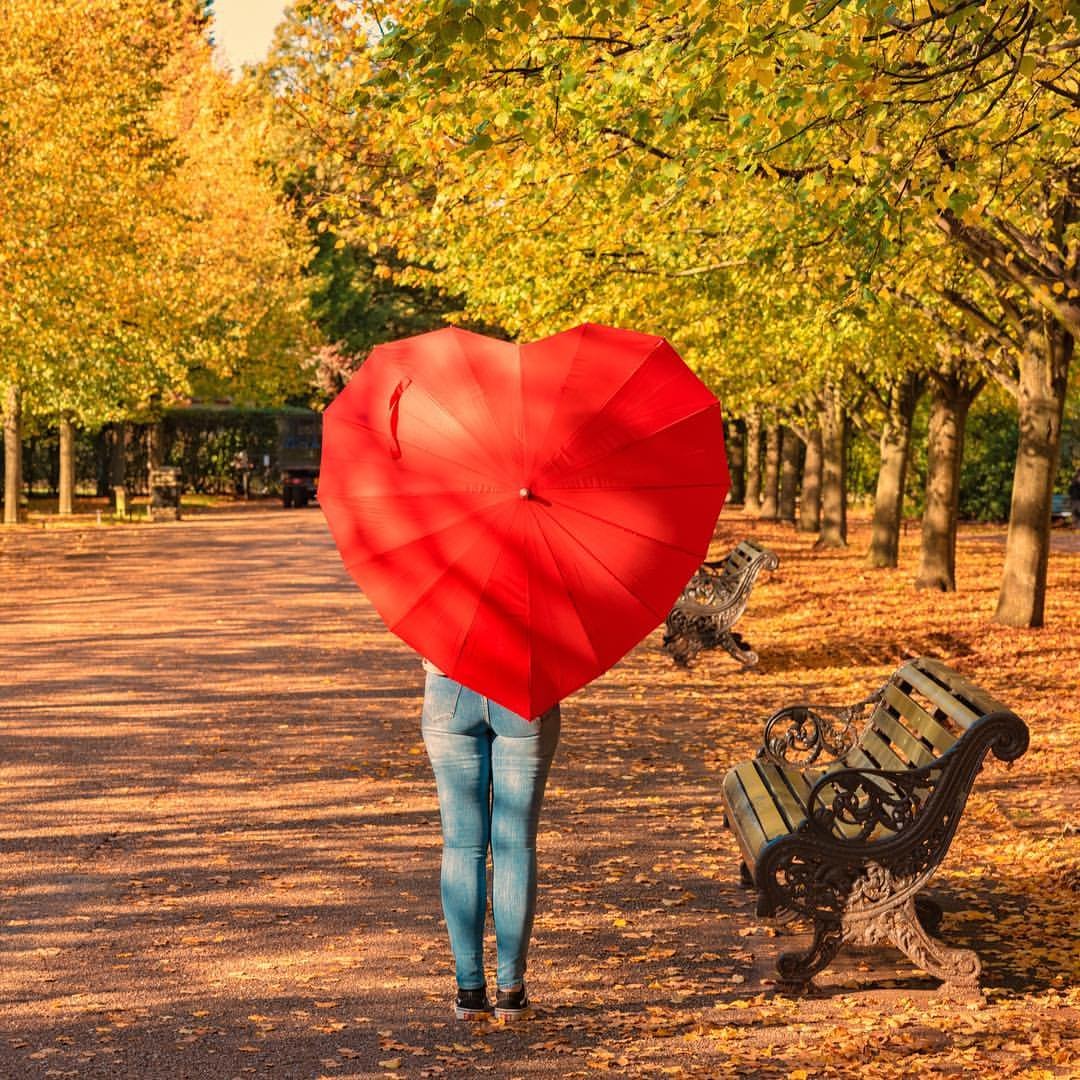 visitlondon's tweet photo. Follow the red umbrella around London for some #WednesdayWisdom ❤️☂ Full Album: https://t.co/JDAGcKb4hS [📸 via IG/87sjp] #visitlondon https://t.co/koz2UqZ8BF