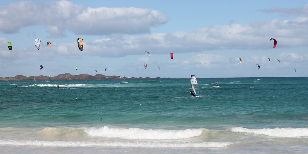 ¿Te gustan los deportes acuáticos? Fuerteventura es una isla ideal para practicarlos gracias a sus playas magníficas y sus temperaturas cálidas durante todo el año. ¡No te quedes con las ganas! nhhotel.to/2mVjxWV