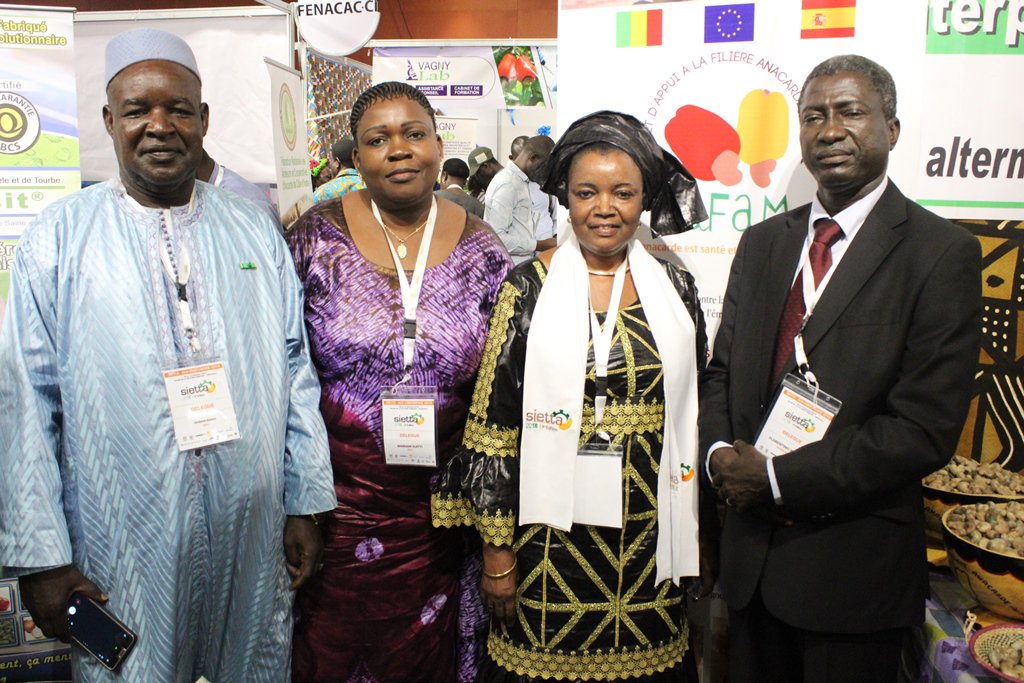 PAFAM3's tweet photo. Visite du Président de @AfricanCashew dans le stand du @PAFAM3 lors du @Sietta18 . Il est avec la coordinatrice nationale du PAFAM, le Directeur national de l'#Agriculture, la conseillère technique au Ministère du développement industriel. @UEauMali @AECID_es @mdmate https://t.co/75IzqC90JV
