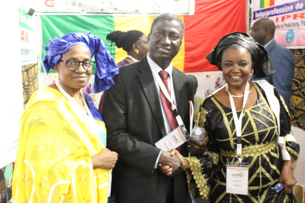 PAFAM3's tweet photo. Visite du Président de @AfricanCashew dans le stand du @PAFAM3 lors du @Sietta18 . Il est avec la coordinatrice nationale du PAFAM, le Directeur national de l'#Agriculture, la conseillère technique au Ministère du développement industriel. @UEauMali @AECID_es @mdmate https://t.co/75IzqC90JV