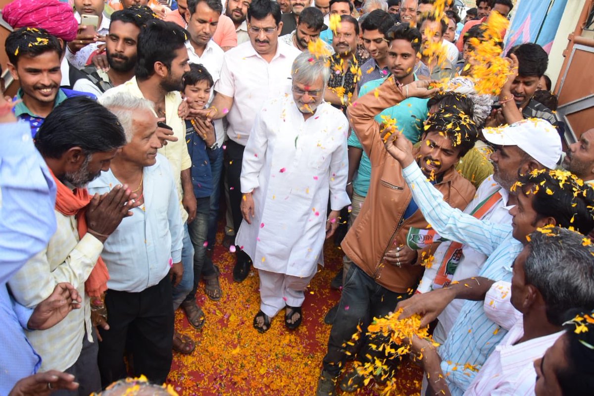 drcpjoshi's tweet photo. खमनोर जनसम्पर्क कार्यक्रम में अपनों के बीच आकर हर्ष की प्राप्ती हुई।  

हर गली हर कूचे से एक ही आवाज़ आ रही हैं “ कांग्रेस आ रही हैं “ https://t.co/vyXeCMg81C