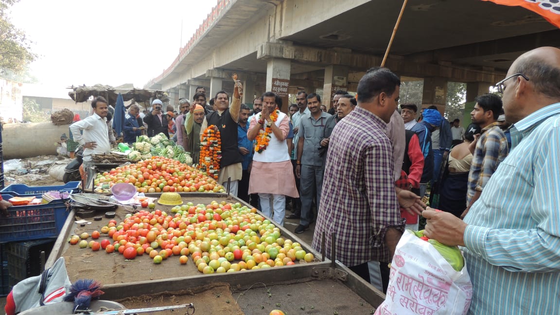 भाजपा के चल रहे हैं ग्वालियर में जनसंपर्क अभियान के दौरान जयभान सिंह पवैया जी वार्ड क्रमांक 16 में जाकर मिले और इसी बीच जयभान सिंह पवैया ने सभी नगर वासियों से अपील की आने वाले विधानसभा चुनाव में 28 नवंबर को अत्यधिक मात्रा में लोग अपना वोट करें