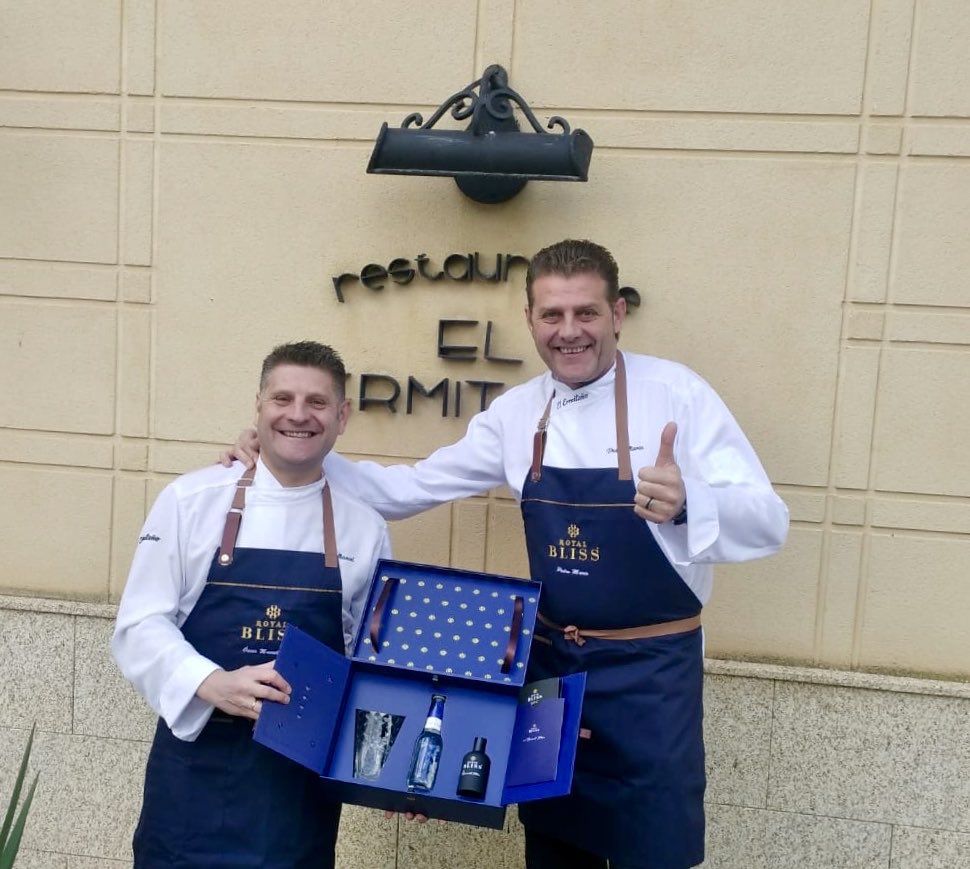 ChefPedroMario's tweet photo. No todos los días amanecen...con regalos, pero hoy si. 
Gracias a @CocaCola_es @royalbliss por este detallazo!!
@RteElErmitano #Benavente #EstrellasMichelin https://t.co/yHA9cdteY7