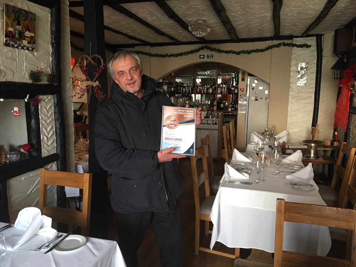 CaroleHegley1's tweet photo. More Gr8 shops receiving shop front certificates @chatters36 @englishsparrow @DunstableTC @letstalkcentral @dldd https://t.co/tBJ4tHp0My