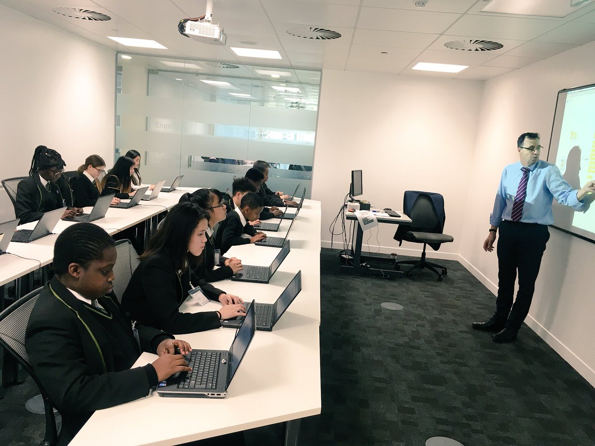 Abiesxo's tweet photo. World of Work Day in London today with students from @HarrisBattersea! #FDMcareers https://t.co/9jXEYdsnMj