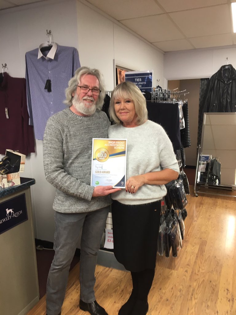 CaroleHegley1's tweet photo. Thanking some Gr8 shops in town today with their Shop front awards @lulujones72 @dunstableny @DunstableTC @letstalkcentral @chatters36 @englishsparrow https://t.co/uVqjFtAneW