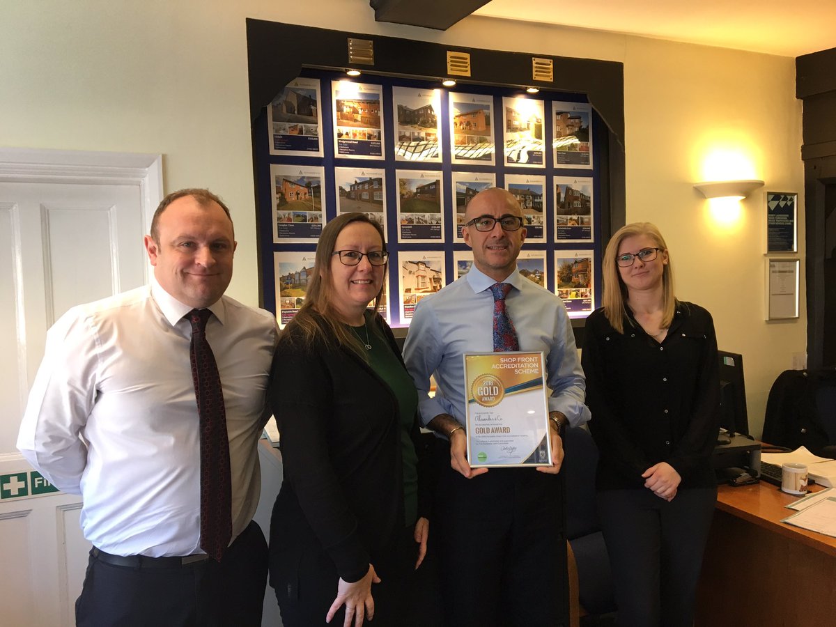 CaroleHegley1's tweet photo. Lots more shops received shop front award certificates @lulujones72 @DunstableTC @letstalkcentral @englishsparrow @dunstableny @dldd https://t.co/8Rd8RvvWOs