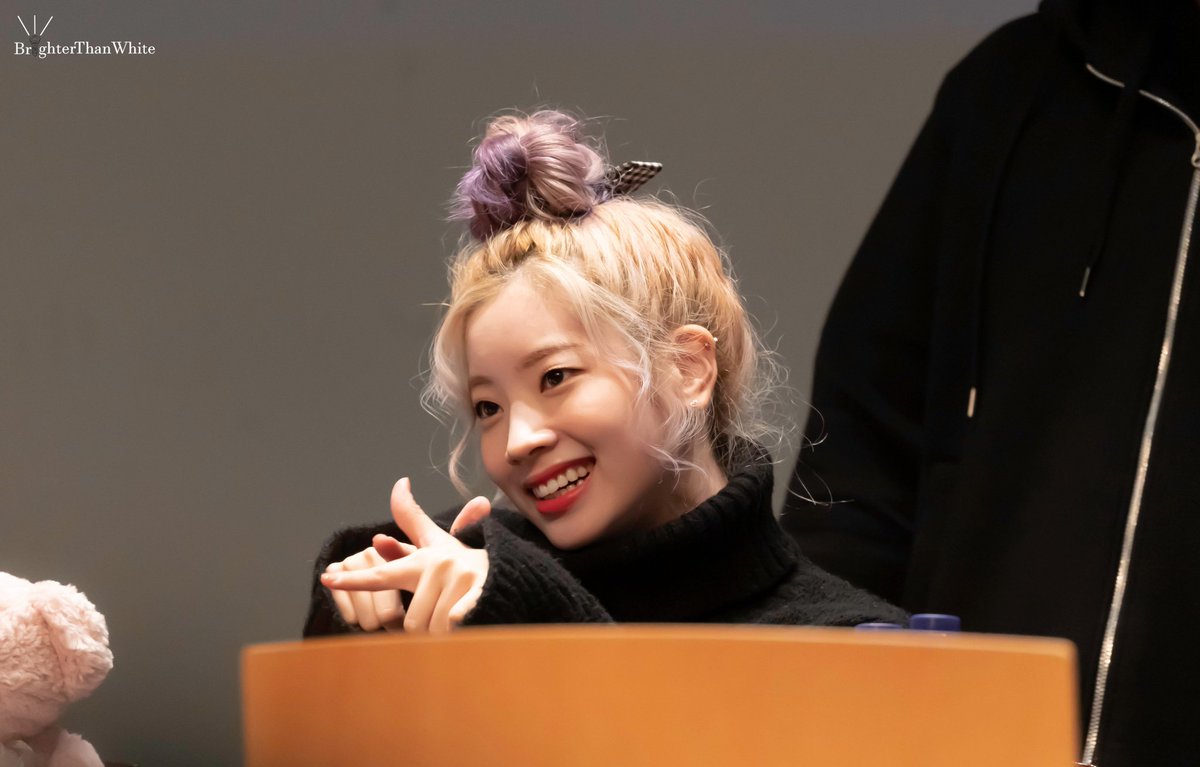 onesignaI's tweet image. DAHYUN LITERALLY HAS THE FACE OF A DOLL I CANT