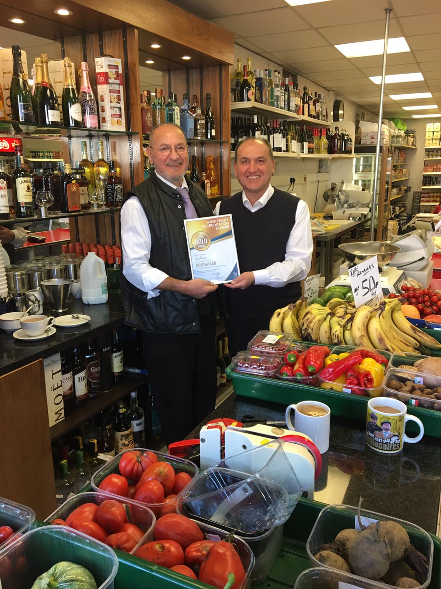 CaroleHegley1's tweet photo. Another group of shops receiving awards @DunstableTC @dunstableny @letstalkcentral @dldd @lulujones72 @englishsparrow @chatters36 https://t.co/n98NNE234q