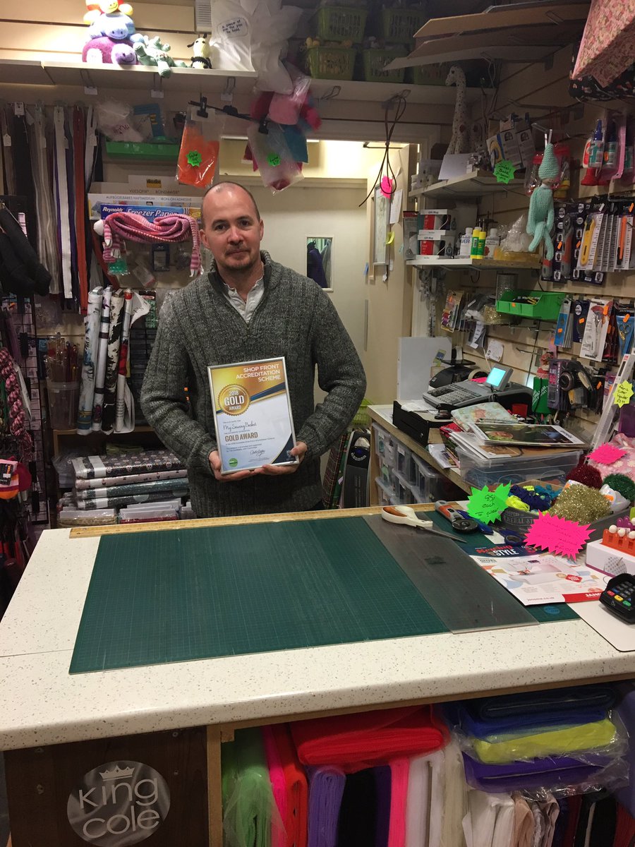 CaroleHegley1's tweet photo. Another group of shops receiving awards @DunstableTC @dunstableny @letstalkcentral @dldd @lulujones72 @englishsparrow @chatters36 https://t.co/n98NNE234q