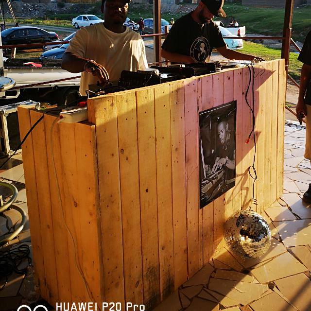 supermosima1's tweet photo. #StateCaptureInquiry #PravinMustFall #BlackFriday #BlackTwitterAwards2018 
Get the bench and table for only R3000 on #BlackFriday @djsbu @RealBlackCoffee https://t.co/3R8NsvdzM4