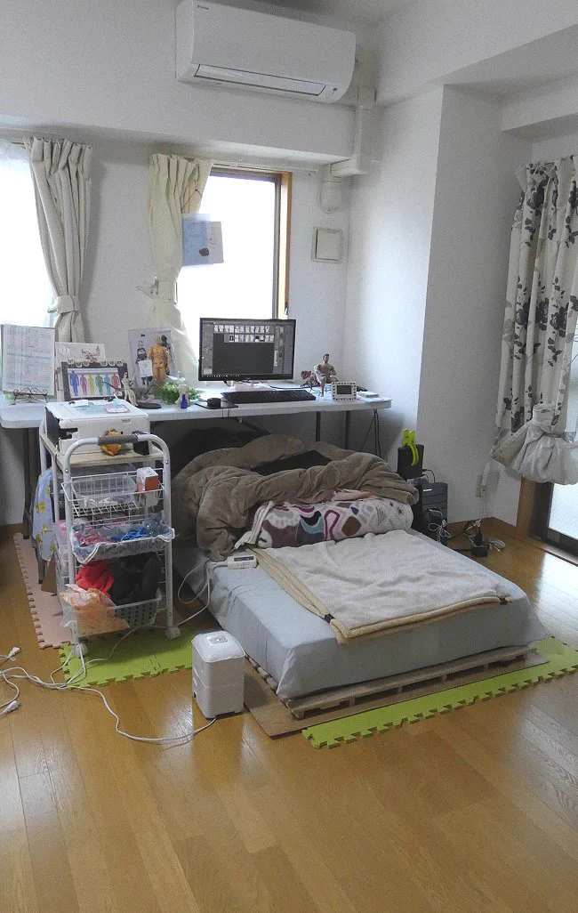 布団から出たくないから仕事机にベッドをIN！