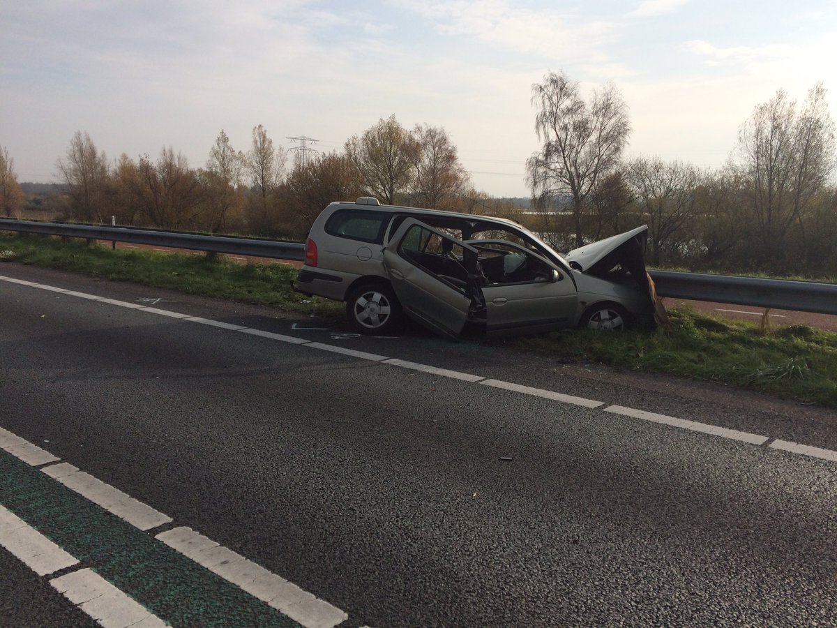 OVD_Jeroen's tweet photo. Dit is de reden waarom de 
#N59 Hellegatsplein ➡️ #Zierikzee dicht is voor de weggebruiker. @Politie gaat de voertuigen bergen https://t.co/m5Nu7hP3Sz