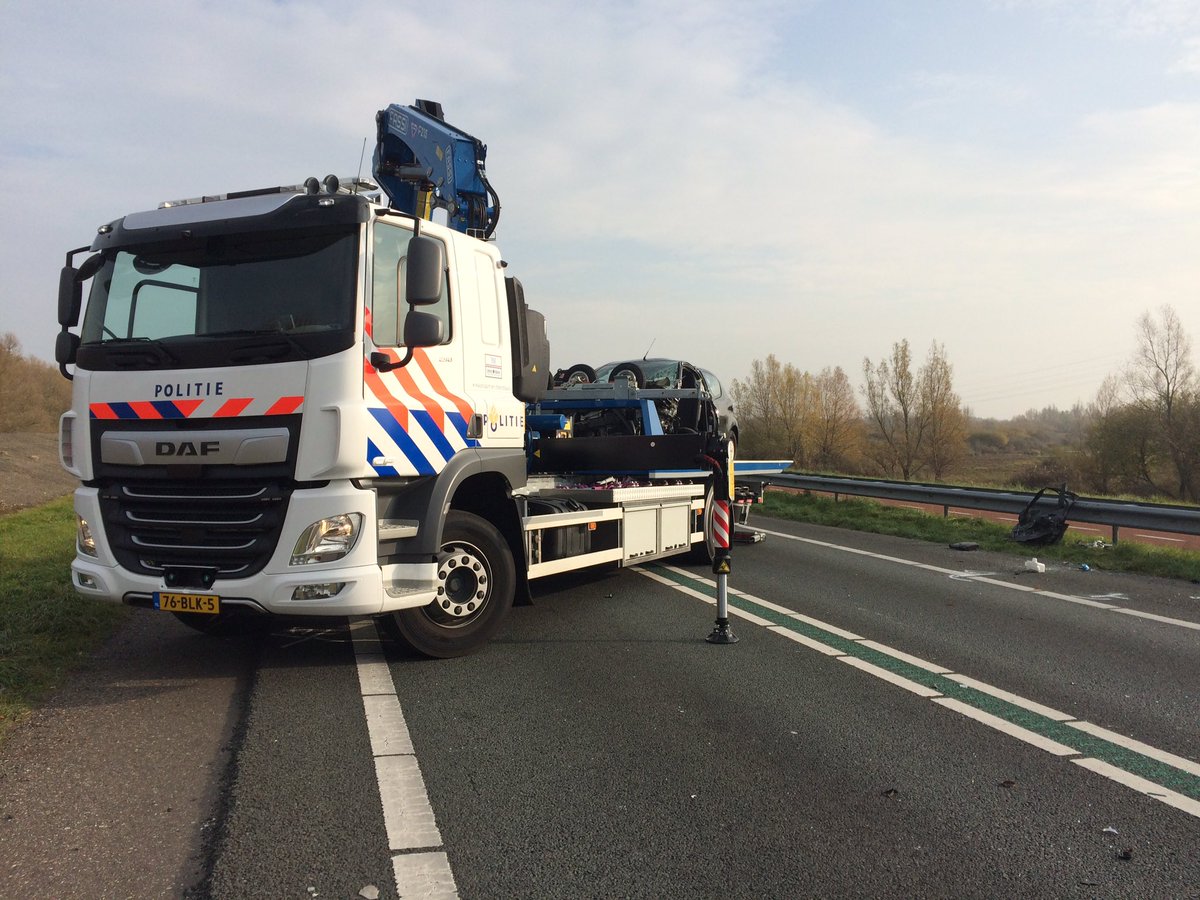 OVD_Jeroen's tweet photo. Dit is de reden waarom de 
#N59 Hellegatsplein ➡️ #Zierikzee dicht is voor de weggebruiker. @Politie gaat de voertuigen bergen https://t.co/m5Nu7hP3Sz