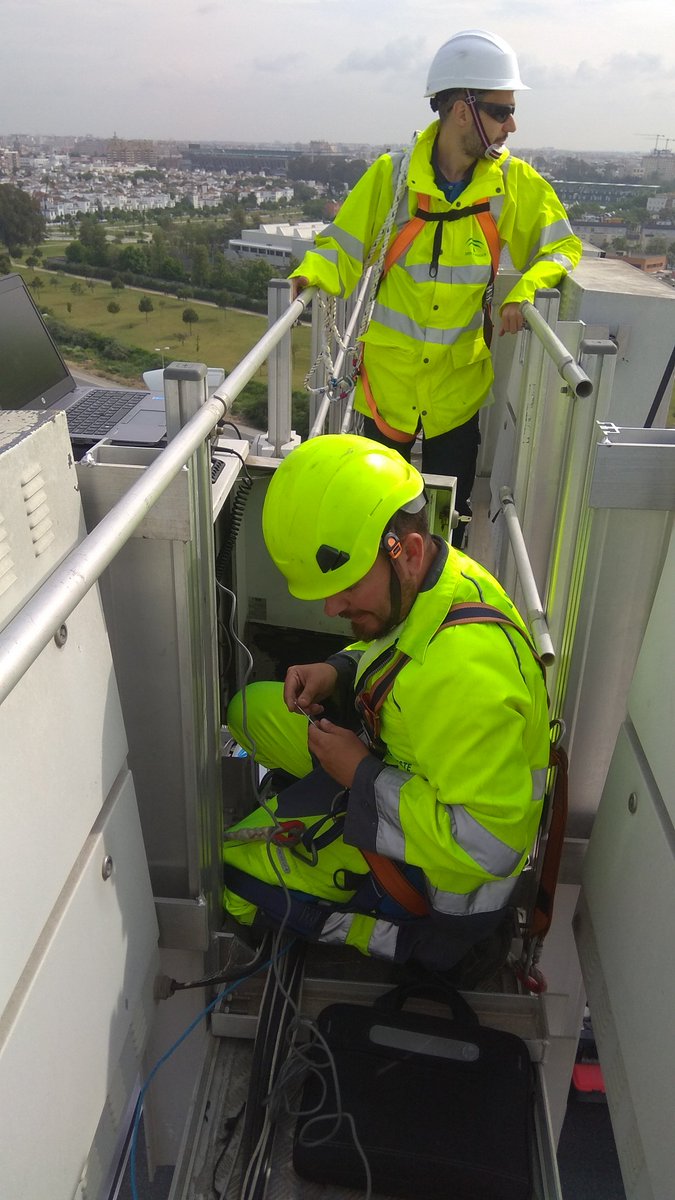 Veiasa's tweet photo. ¿Te has preguntado alguna vez cómo se verifican los radares de los puentes?
Tras los ensayos en Laboratorio Central, un equipo de #Metrología y #PRL de VEIASA se ha desplazado al Puente del Centenario de #Sevilla para realizar ensayos de tráfico real del nuevo radar de @DGTes https://t.co/6ONMceXH0m