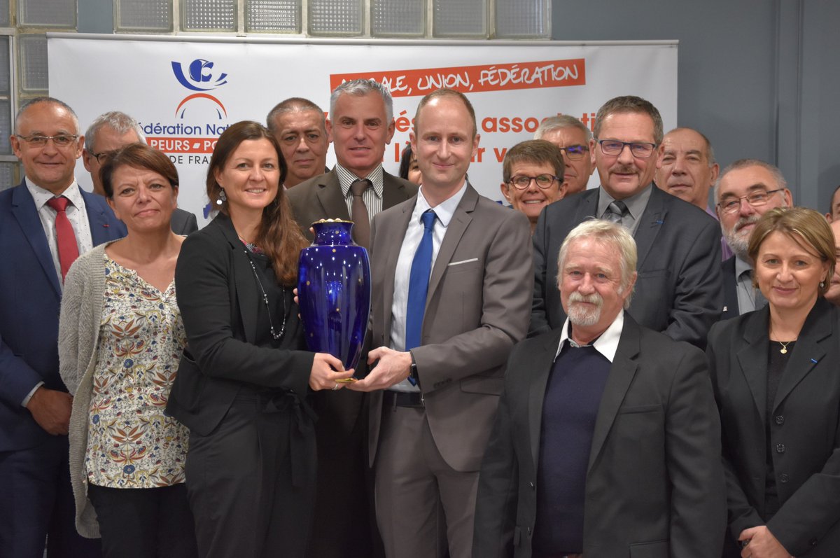 PompiersFR's tweet photo. Présent ce matin à Paris, @Defromont13 a remis à @Guilbert_Celine @AllioneFNSPF &amp; aux @PompiersFR son vase, symbolisant le Prix du Président de la République @ConcoursLepine dont il a été lauréat en 2017. "Ce prix est aussi celui de l'ensemble des sapeurs-#pompiers de France !" https://t.co/VhjfeJU33Y