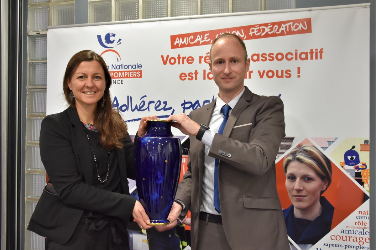 PompiersFR's tweet photo. Présent ce matin à Paris, @Defromont13 a remis à @Guilbert_Celine @AllioneFNSPF &amp; aux @PompiersFR son vase, symbolisant le Prix du Président de la République @ConcoursLepine dont il a été lauréat en 2017. "Ce prix est aussi celui de l'ensemble des sapeurs-#pompiers de France !" https://t.co/VhjfeJU33Y