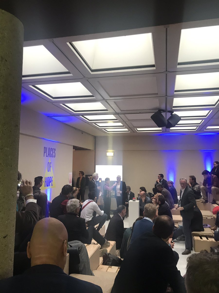 Overdracht (led-fakkel) van #Leeuwarden naar #Limburg 

#Landmakers reizen mee en groeien door. #zinindetoekomst