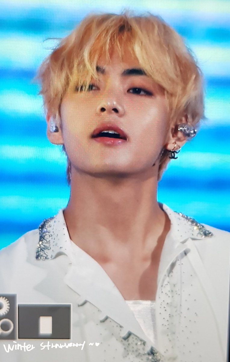 winterVerry1230's tweet photo. PRE / 181121 LY Tour Osaka #태형 #뷔 #태태 #방탄소년단 @BTS_twt An angel 💜 https://t.co/wzUboeZYA4