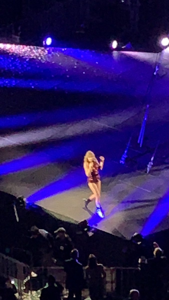 Linlinstone's tweet photo. She came the stage near me when she sang my favorite song: “Blank Space”!!!
I was soooo happy and cried 😂
好きな歌Blank Space になった時テイが来て嬉しかった!泣いちゃった!
#reptourTokyoNight2 #repTourTokyo https://t.co/FckhzKMySq
