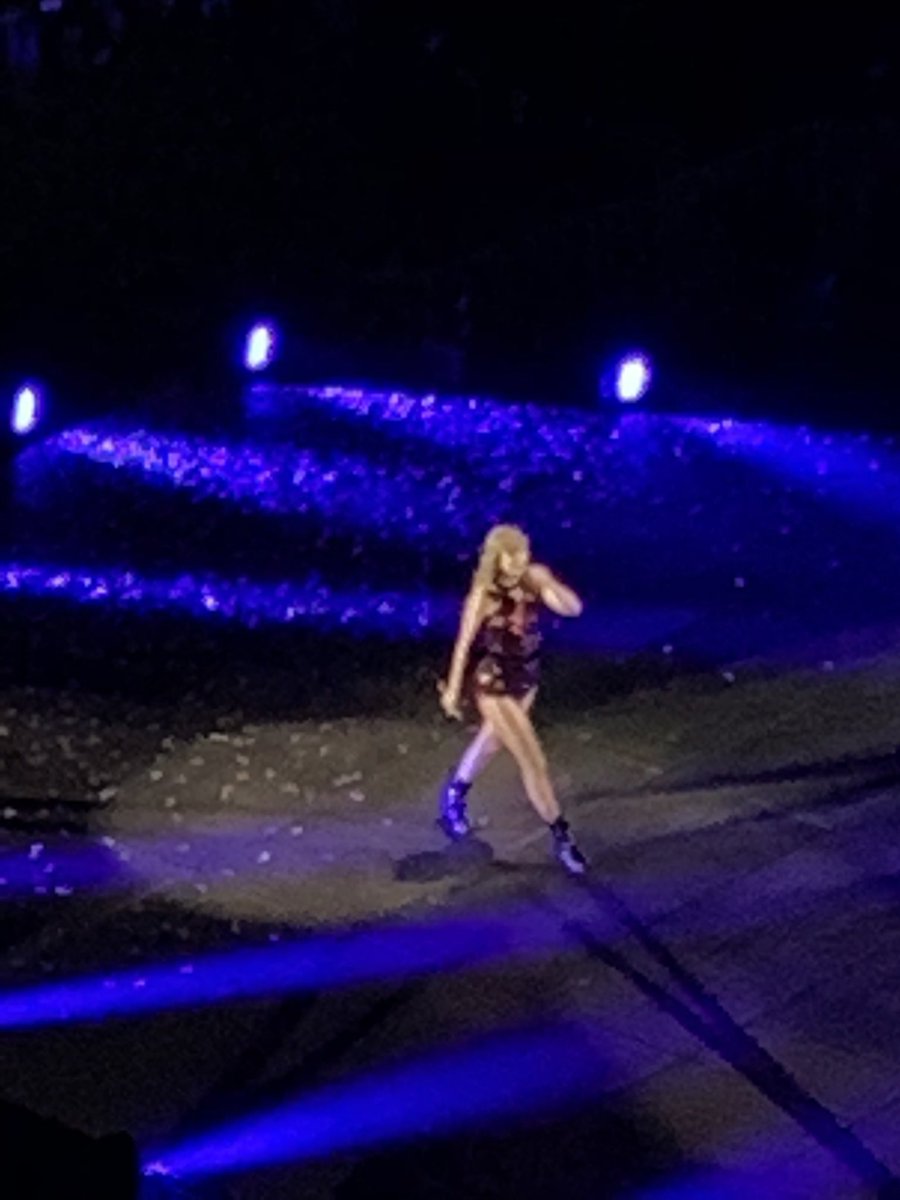 Linlinstone's tweet photo. She came the stage near me when she sang my favorite song: “Blank Space”!!!
I was soooo happy and cried 😂
好きな歌Blank Space になった時テイが来て嬉しかった!泣いちゃった!
#reptourTokyoNight2 #repTourTokyo https://t.co/FckhzKMySq