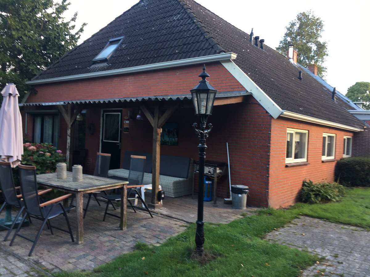 Hunzepleisterpl's tweet photo. Word ik zojuist gebeld door omroep Max. Of de Hunzepleisterplaats mee wil doen met het programma Bed and Breakfast. Ik heb bedankt omdat ik onze accommodatie vooral als groepsaccommodatie promoot. Maar ik ben wel een beetje trots. https://t.co/HyikwBHgrj
