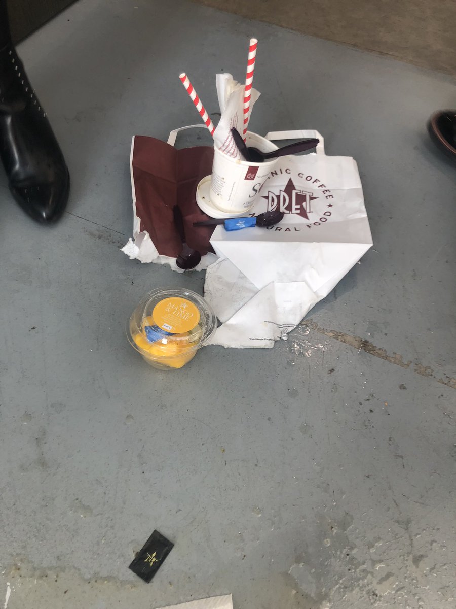 MicaelaCarroll's tweet photo. @Pret just bought 2 x sets of lunch from Southwark and the bag broke and spilt everywhere! No lunch now and £15 down 😪 https://t.co/ZmwYSaVG0X