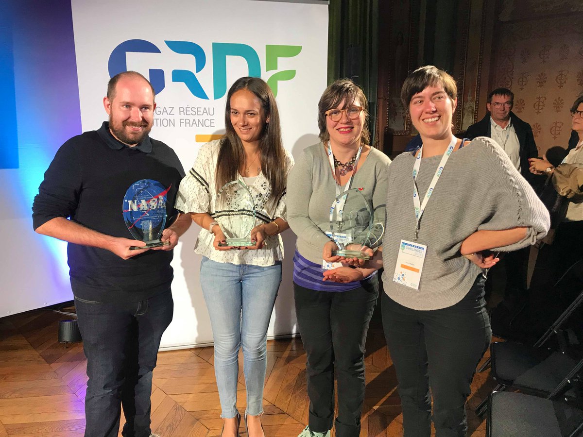 KitBiomethane's tweet photo. [CHALLENGE KI-OZ #GRDFCentre] Toute cette belle énergie nous a porté chance, car Séléna n'a pas reçu un...mais 3 trophées ! Un trophée pour la catégorie Biométhane, un pour le prototypage de l’idée et le prix du public ! Récompenses qu’elle a souhaité partager avec l’équipe ! https://t.co/NgRzpitCok