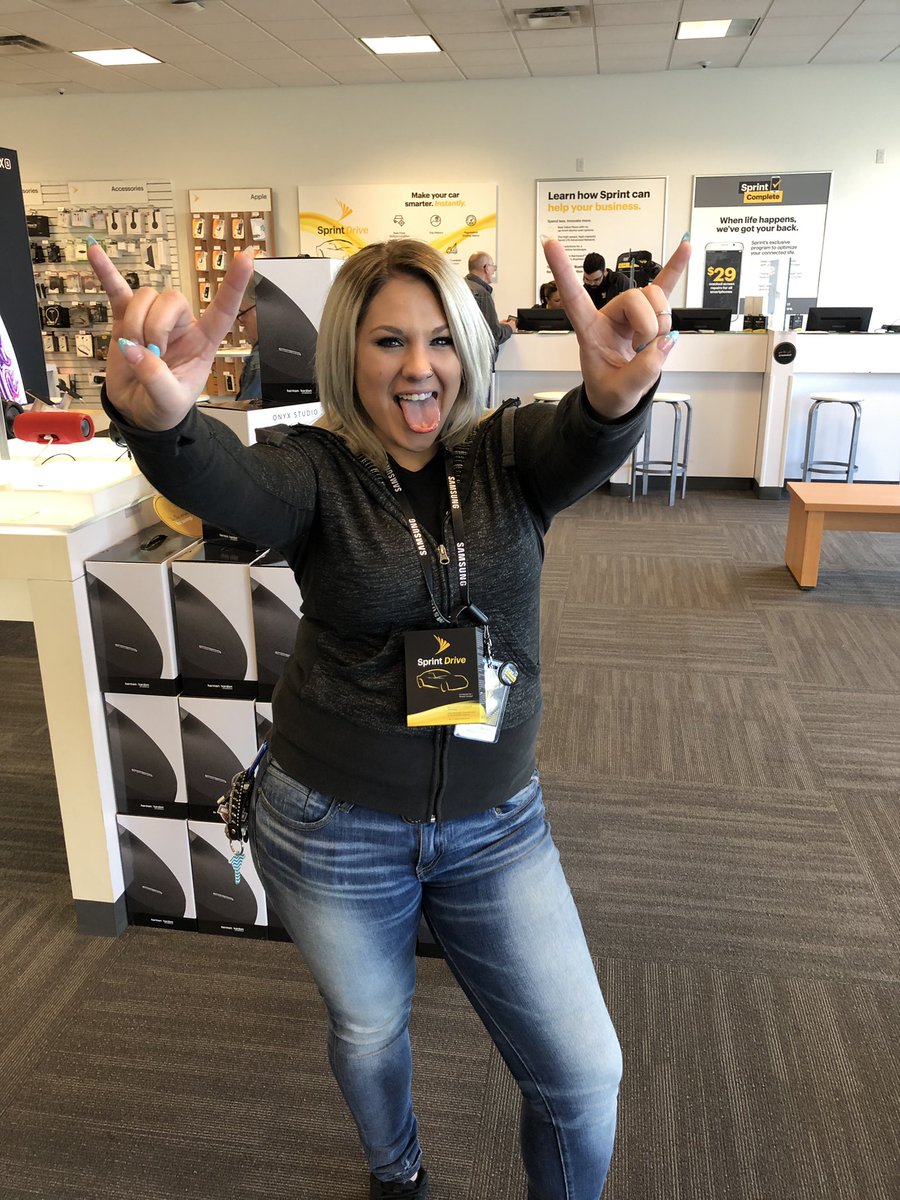 How about 24K Sprint Drive Necklace 😂😂😂 #getconncectedwsprintdrive
#Sauceville #PerformanceMatters #believethehype #wegrinddifferent
#NicevisitFrom @HoosierCrouch 
#weGunninForthe #1spot @Zfannon @jimmills22 @tracySprint