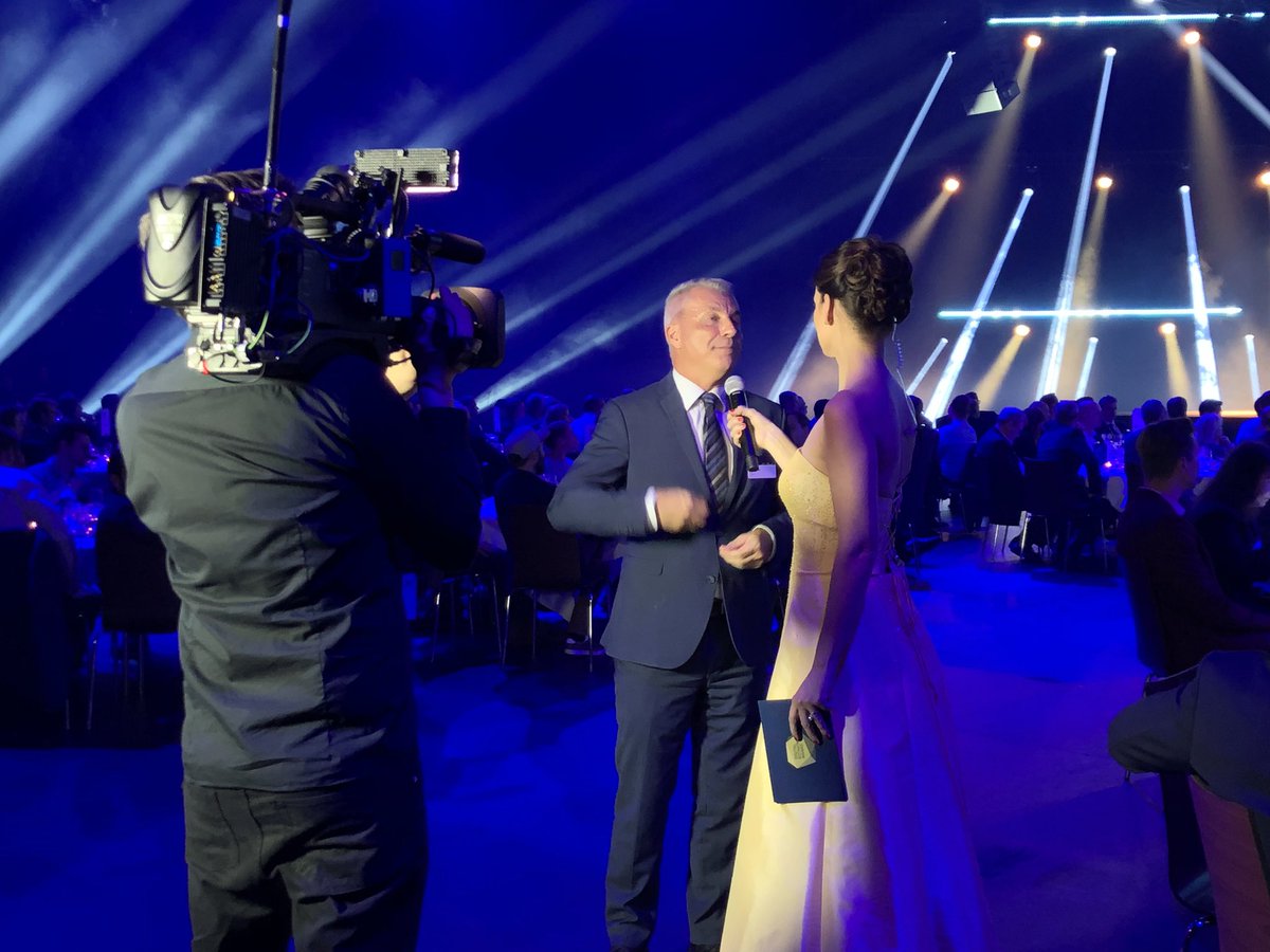 SDEAwards's tweet image. Unter den Gästen ist auch Wirtschsftsjournalist @retolipp. Eine kleine Schaltung von der Bühne ins Publikum darf da natürlich nicht fehlen. #sdea18 #award #digitalisierung @Netzwoche @swissICT