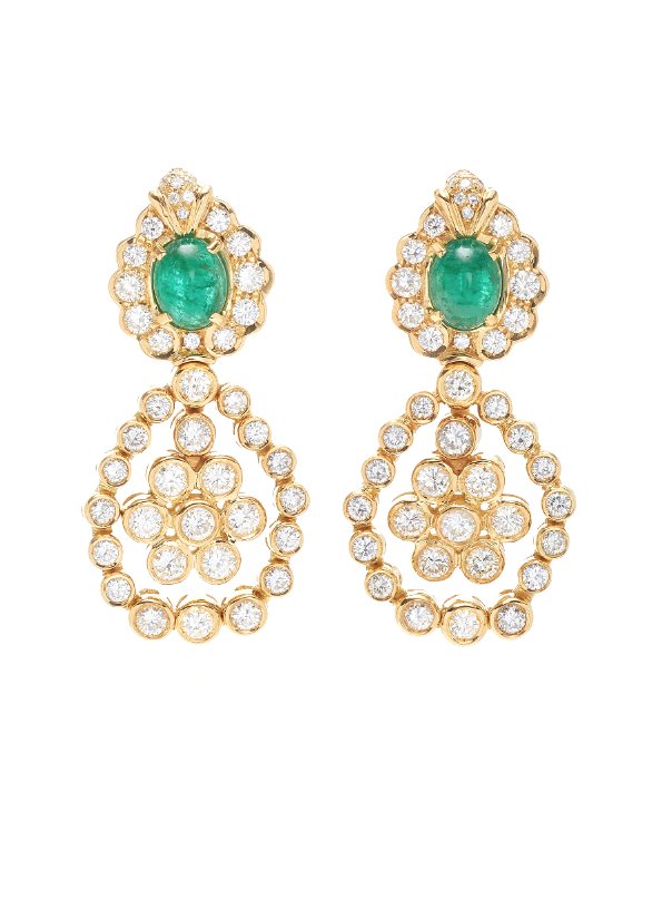 Gli orecchini pendenti chandelier di Meghan Markle vogue.it/moda/gioielli-…