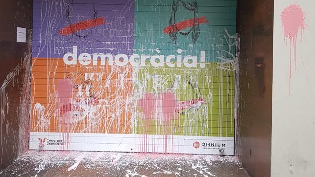 Atacadas con pintura una docena de sedes de partidos y entidades independentistas en varias ciudades eldiario.es/catalunya/poli…