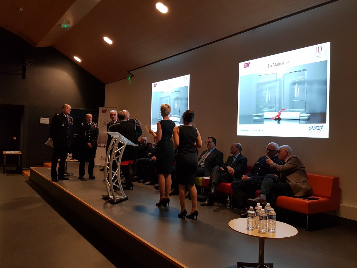 [ Rend’&amp;Vous de l’@Ensosp] Remise du Prix de "la Main d'Or" lors de la 10ème #cérémonie des Prix de l'<a href="/ENSOSP/">Ensosp</a> aux auteurs du mémoire : La féminisation des effectifs sapeurs-pompiers, un nouveau regard, un vrai défi".