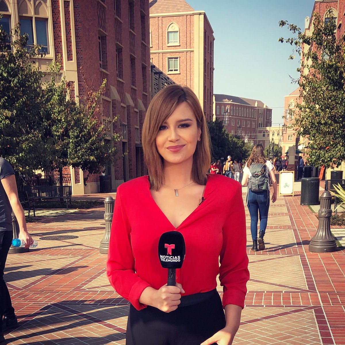 KarlaAmezola's tweet photo. ¡Les traigo noticias! Estoy muy contenta y agradecida por la oportunidad, tras dos años fuera de la TV. Estaré como corresponsal para @TelemundoNews con el equipazo del buró de Los Ángeles. Eternamente agradecida también con todos ustedes por su apoyo. Gracias a ustedes sigo aquí https://t.co/RPtARKCTbJ