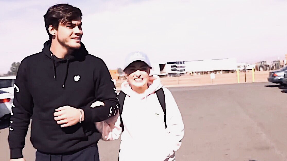 dolanbiebsx's tweet photo. Can we just take a moment to appreciate @GraysonDolan being such a gentleman? @MollyBOfficial 😍 https://t.co/nWtqK3CDkp