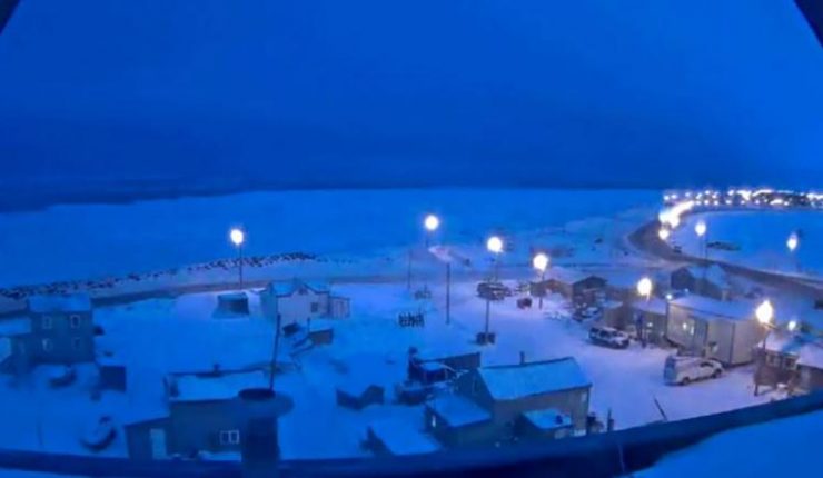 Utqiagvik, Alaska, experimentó su último amanecer y atardecer el domingo pasado👋. La ciudad de unas 4.000 personas está comenzando su período de oscuridad de 65 días, conocido como noche polar. ❄️
