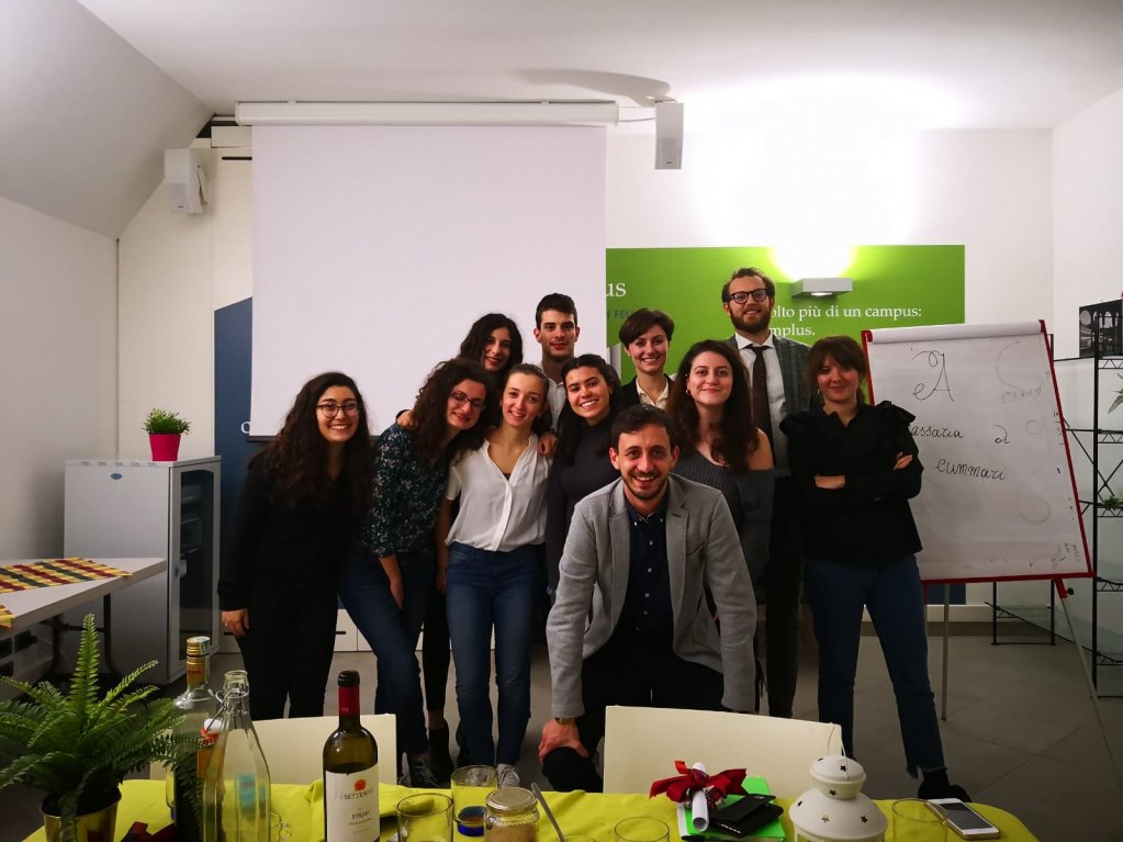 campluslife's tweet photo. Cosa avranno messo in tavola gli studenti del #CamplusSanFelice?
Nella sfida dei #4Appartamenti, chi vincerà? Una cosa è certa: si #mangia! 😋
#food #studentlife #campluslife https://t.co/cRBVPqiUZ7