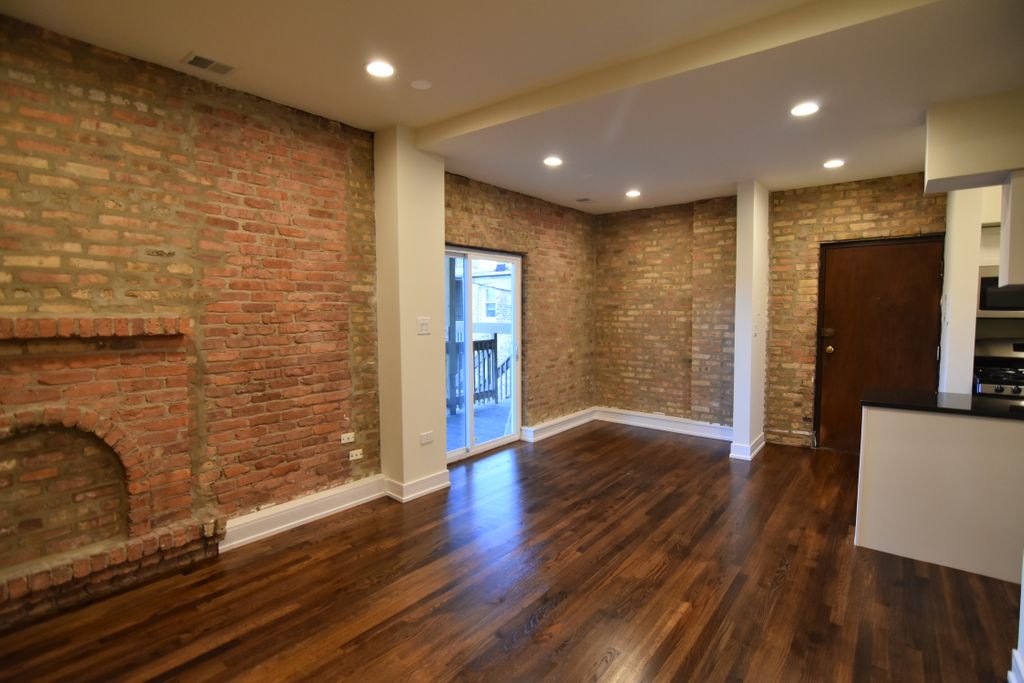 DLGProperty's tweet photo. Vintage charm with a modern kitchen? Talk about the best of both worlds! This 2 bedroom/1 bath at 652 W. ROSCOE has the cutest brick detail with a fully updated kitchen https://t.co/PthA5XkphE #DLGmanagement https://t.co/BdPEiNSpBU
