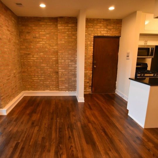 DLGProperty's tweet photo. Vintage charm with a modern kitchen? Talk about the best of both worlds! This 2 bedroom/1 bath at 652 W. ROSCOE has the cutest brick detail with a fully updated kitchen https://t.co/PthA5XkphE #DLGmanagement https://t.co/BdPEiNSpBU