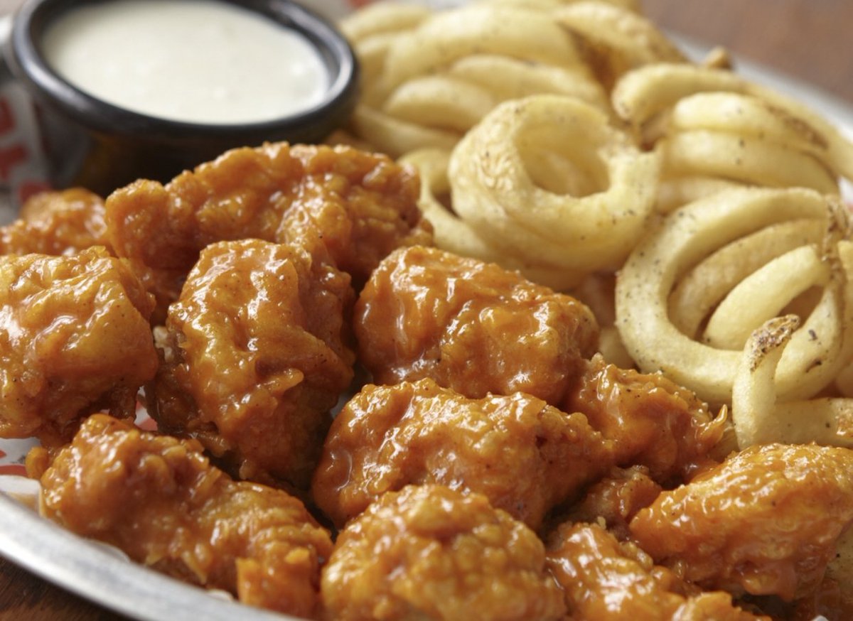 socalhooters's tweet photo. Wing Wednesday 🍗10 boneless wings with fries only $8.99 #wingsday #hootersmakesyouhappy https://t.co/1SAbPPP2ed