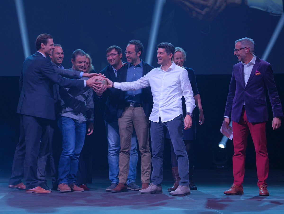 SDEAwards's tweet image. Das Objekt der Begierde wird endlich an die überglücklichen Gewinner übergeben. #sdea18 #award #awardnight #swissict @Netzwoche @swissICT