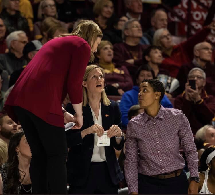 borton_pam's tweet photo. Now that picture could not make me more proud! #Gogophers @kellyroysland @DJOBanion @Lindsay_13 #allformerplayers #allformerassistants #whayintern π https://t.co/HuLiYIMfSm