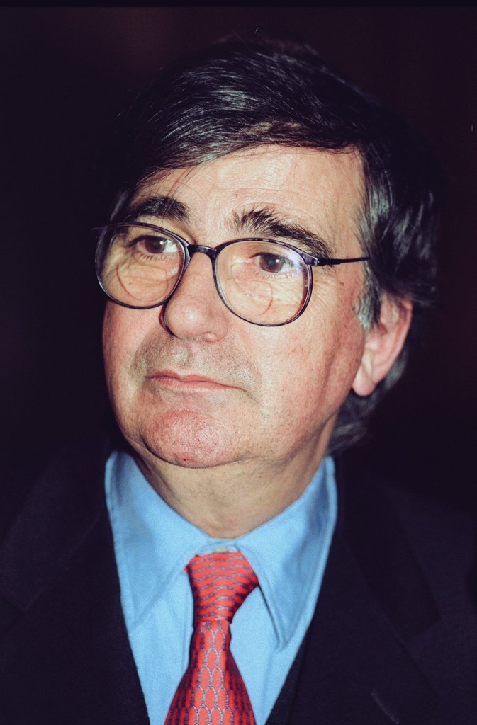 Plantó cara al fanatismo, se jugó la vida por la #paz y dejó un magnífico legado humanista. Fue un infatigable defensor del respeto y la convivencia en #libertad. Se cumplen 18 años del asesinato por ETA de #ErnestLluch. Tenía 63 años y tres hijos. No le olvidaremos nunca.