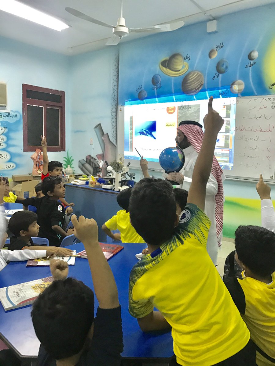 في زيارتي اليوم لبعض المدارس في جنوب مكه(عرعر ووادي نعمان) وجدت نماذج مميزة في الأداءالتعليمي من الزملاء المعلمين ولفت إنتباهي الأداءالأميزلمعلم العلوم أ.فيصل بن دغيثر الحساني والذي حول معمل العلوم لواحة واقعية تحكي البيئة بكافة متطلباتهافشكراًله ولقائد المدرسة أ عبدالله الجابري