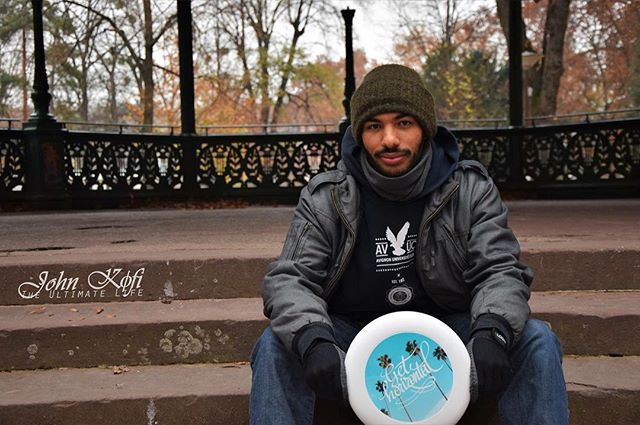 GetHorizontal's tweet image. Winter vibes with @johnkofi32 🙌
#theultimatelife 
#gethorizontal #ultimatefrisbee #frisbee