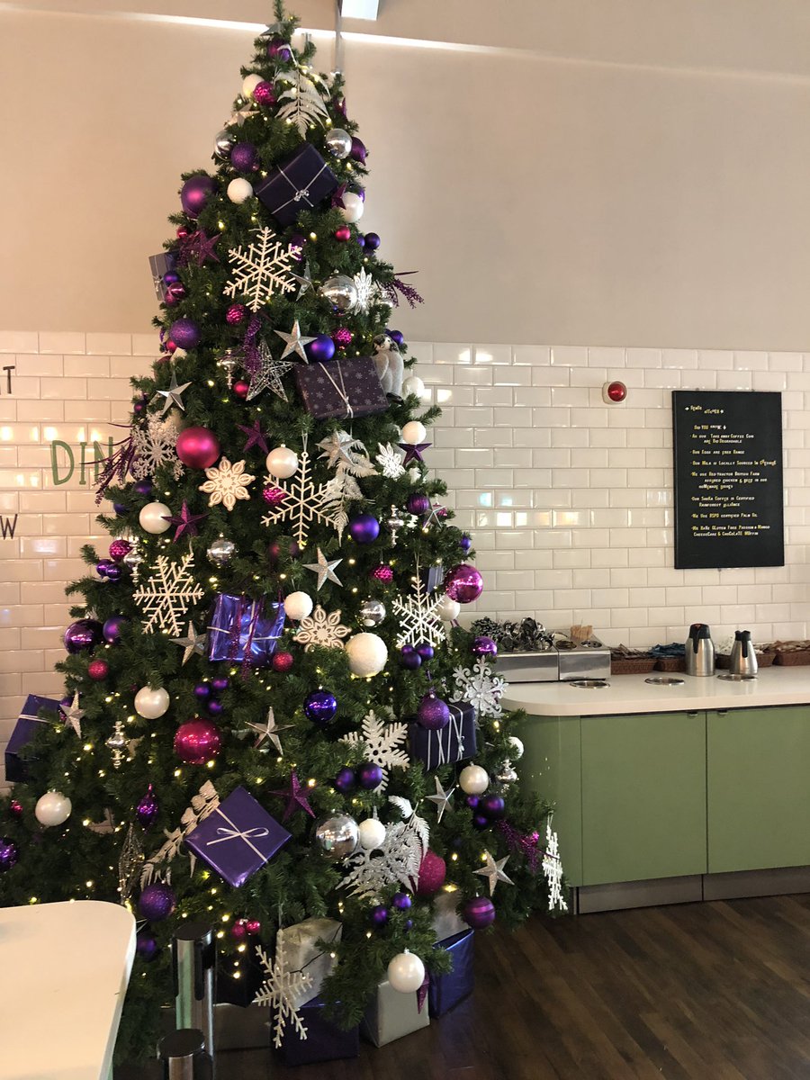 eventures1's tweet image. Christmas has arrived early @chesterzoo it’s been in the planning for months, its taken over a week to install but we’ve enjoyed every minute of setting the scene for Christmas at the zoo. Here’s a snippet 🎄❄️🦒🐧🦁🐘#ChristmasIsComing